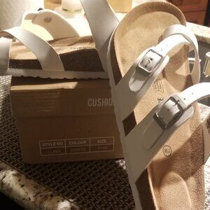 Cushionaire Luna Sandals Womens Size 11m Cork footbed with Comfort White NIB